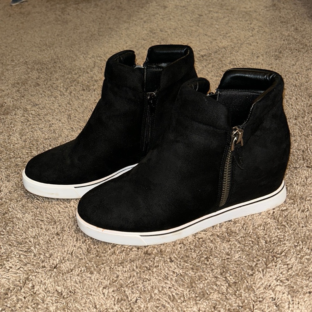 Women’s black boots from Maurices (size 8.5). Only worn a couple of times!